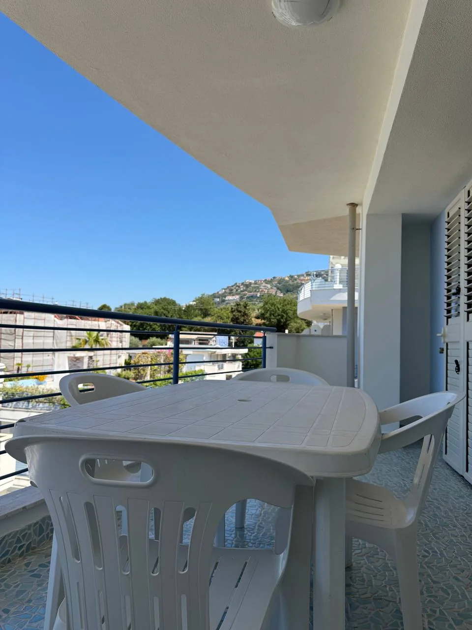 Balcone di Arcobaleno con tavolo e sedie